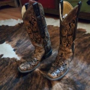 Size 7 and 1/2 medium women's ariat boots